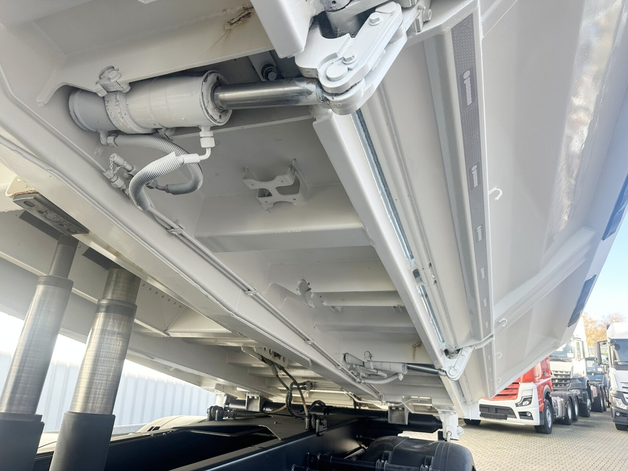 MAN TGS 35.460 8X4 BB TGS 35.460 8X4 BB, Meiller Bordmatik 13m³ - Kipper: das Bild 3 MAN TGS 35.460 8X4 BB TGS 35.460 8X4 BB, Meiller Bordmatik 13m³ - Kipper: das Bild 3