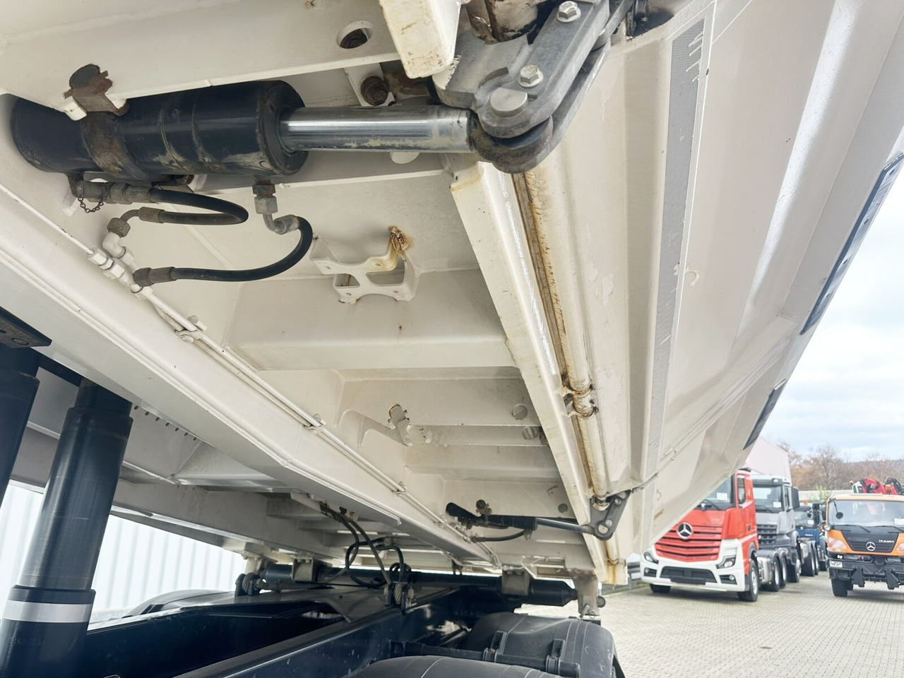 MAN TGS 35.460 8X4 BB TGS 35.460 8X4 BB, Meiller Bordmatik, Rollplane, 13m³ - Kipper: das Bild 2 MAN TGS 35.460 8X4 BB TGS 35.460 8X4 BB, Meiller Bordmatik, Rollplane, 13m³ - Kipper: das Bild 2