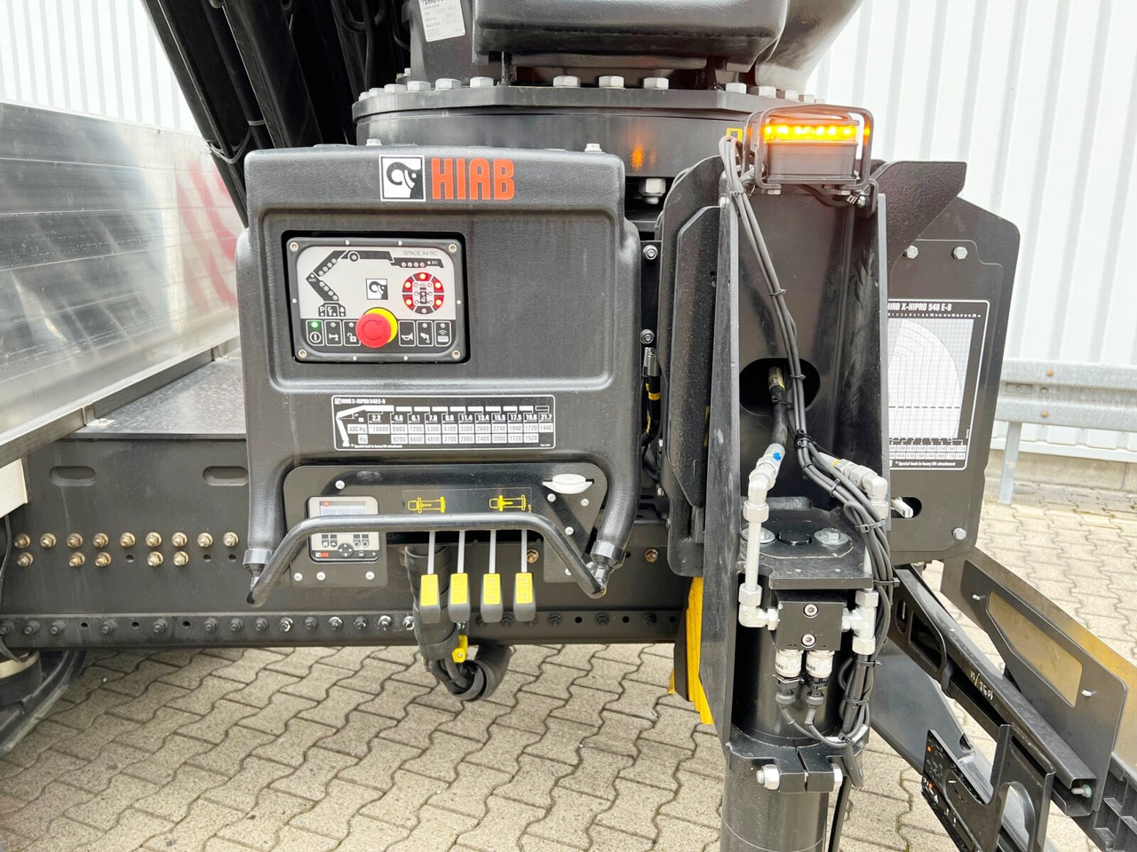 MAN TGX 26.510 6x2-4 LL CH TGX 26.510 6x2-4 LL, Kran Hiab X-HiPro 548 E-8, Lenk-/Liftachse, TwistLock 20Fuß, Funk, Retarder - Autokran, Pritsche LKW: das Bild 3 MAN TGX 26.510 6x2-4 LL CH TGX 26.510 6x2-4 LL, Kran Hiab X-HiPro 548 E-8, Lenk-/Liftachse, TwistLock 20Fuß, Funk, Retarder - Autokran, Pritsche LKW: das Bild 3