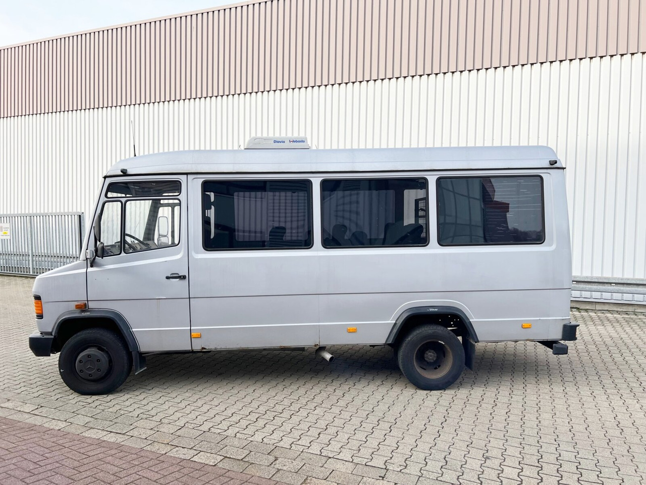 Mercedes-Benz 711 D-KA 4x2 711 D-KA 4x2, Standklima, 11-Sitze, 2 x on stock - Kleinbus, Personentransporter: das Bild 2 Mercedes-Benz 711 D-KA 4x2 711 D-KA 4x2, Standklima, 11-Sitze, 2 x on stock - Kleinbus, Personentransporter: das Bild 2