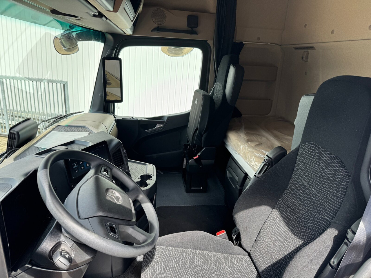 Mercedes-Benz Actros 2548 L 6x2 Actros 2548 L 6x2, Retarder, Lenk-/Liftachse, Navi, MirrorCam, MultimediaCockpit - Abrollkipper: das Bild 4 Mercedes-Benz Actros 2548 L 6x2 Actros 2548 L 6x2, Retarder, Lenk-/Liftachse, Navi, MirrorCam, MultimediaCockpit - Abrollkipper: das Bild 4