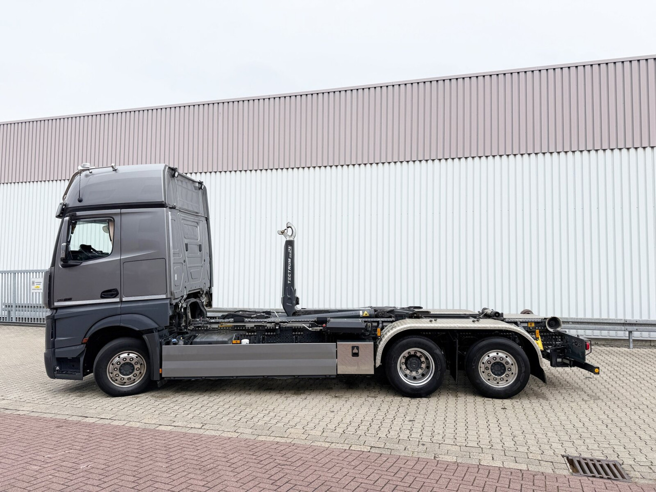 Mercedes-Benz Actros 2552 L 6x2 Actros 2552 L 6x2, Lenk/Lift, Retarder, GigaSpace, LED, Motorabtrieb, Meiller Tectrum, Funk - Abrollkipper: das Bild 2 Mercedes-Benz Actros 2552 L 6x2 Actros 2552 L 6x2, Lenk/Lift, Retarder, GigaSpace, LED, Motorabtrieb, Meiller Tectrum, Funk - Abrollkipper: das Bild 2