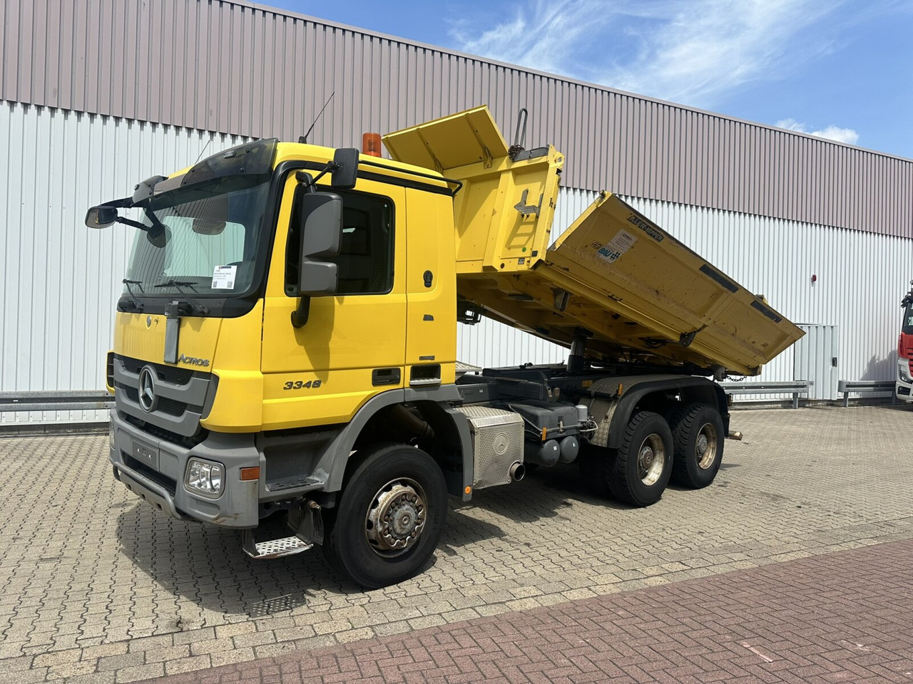 Mercedes-Benz Actros 3348 AK 6x6 Actros 3348 AK 6x6, Bordmatik links - Kipper: das Bild 1 Mercedes-Benz Actros 3348 AK 6x6 Actros 3348 AK 6x6, Bordmatik links - Kipper: das Bild 1