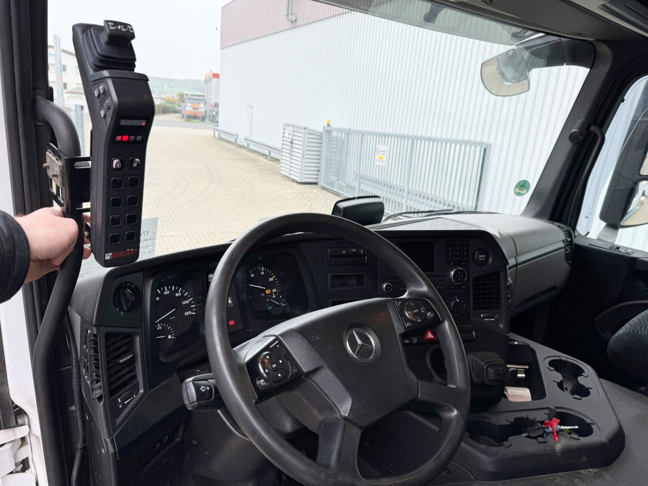 Mercedes-Benz Antos 2536 L 6x2 Antos 2536 L 6x2, Liftachse, Hiab XR 21S61 bis 7 m Container - Abrollkipper: das Bild 4 Mercedes-Benz Antos 2536 L 6x2 Antos 2536 L 6x2, Liftachse, Hiab XR 21S61 bis 7 m Container - Abrollkipper: das Bild 4