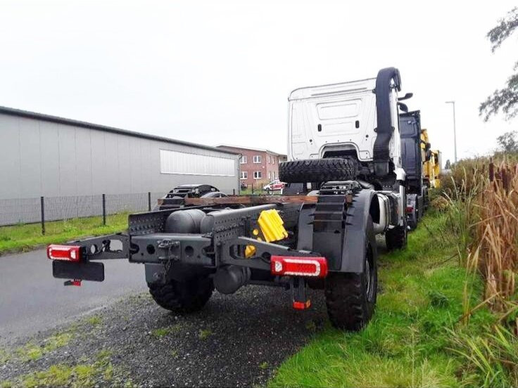 Mercedes-Benz Arocs 2053 A 4x4 Arocs 2053 A 4x4, Grounder, MirrorCam, Multimedia Cockpit, Navi - Fahrgestell LKW: das Bild 4 Mercedes-Benz Arocs 2053 A 4x4 Arocs 2053 A 4x4, Grounder, MirrorCam, Multimedia Cockpit, Navi - Fahrgestell LKW: das Bild 4