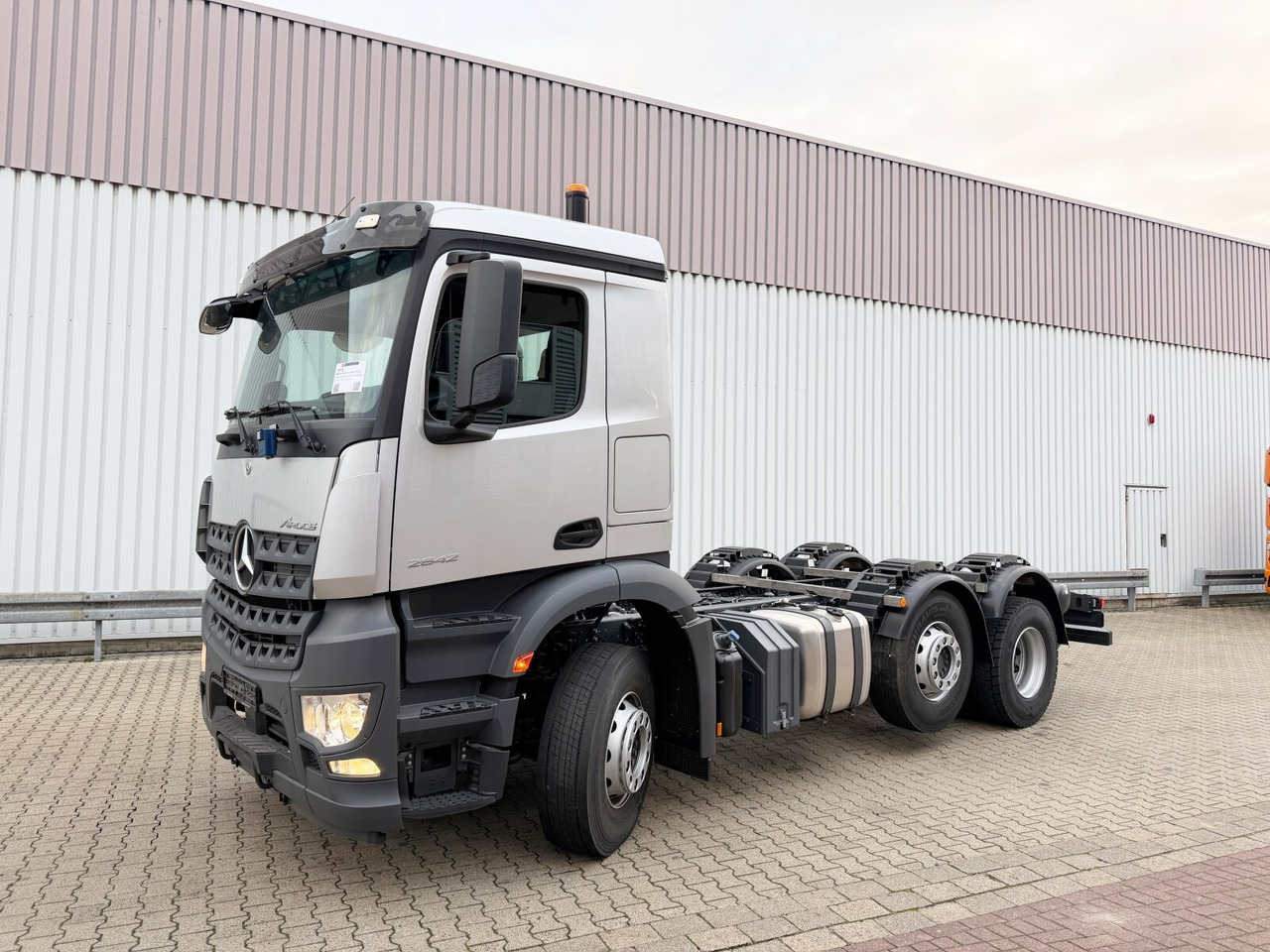 Mercedes-Benz Arocs 2542 L 6x2/4 Arocs 2542 L 6x2/4, Vorlauflenk-/liftachse, Navi, MultimediaCockpit - Fahrgestell LKW: das Bild 1 Mercedes-Benz Arocs 2542 L 6x2/4 Arocs 2542 L 6x2/4, Vorlauflenk-/liftachse, Navi, MultimediaCockpit - Fahrgestell LKW: das Bild 1