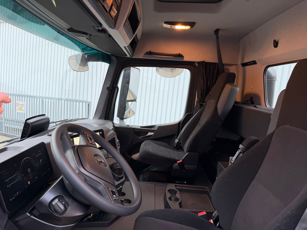 Mercedes-Benz Arocs 2542 L 6x2/4 Arocs 2542 L 6x2/4, Vorlauflenk-/liftachse, Navi, MultimediaCockpit - Fahrgestell LKW: das Bild 2 Mercedes-Benz Arocs 2542 L 6x2/4 Arocs 2542 L 6x2/4, Vorlauflenk-/liftachse, Navi, MultimediaCockpit - Fahrgestell LKW: das Bild 2