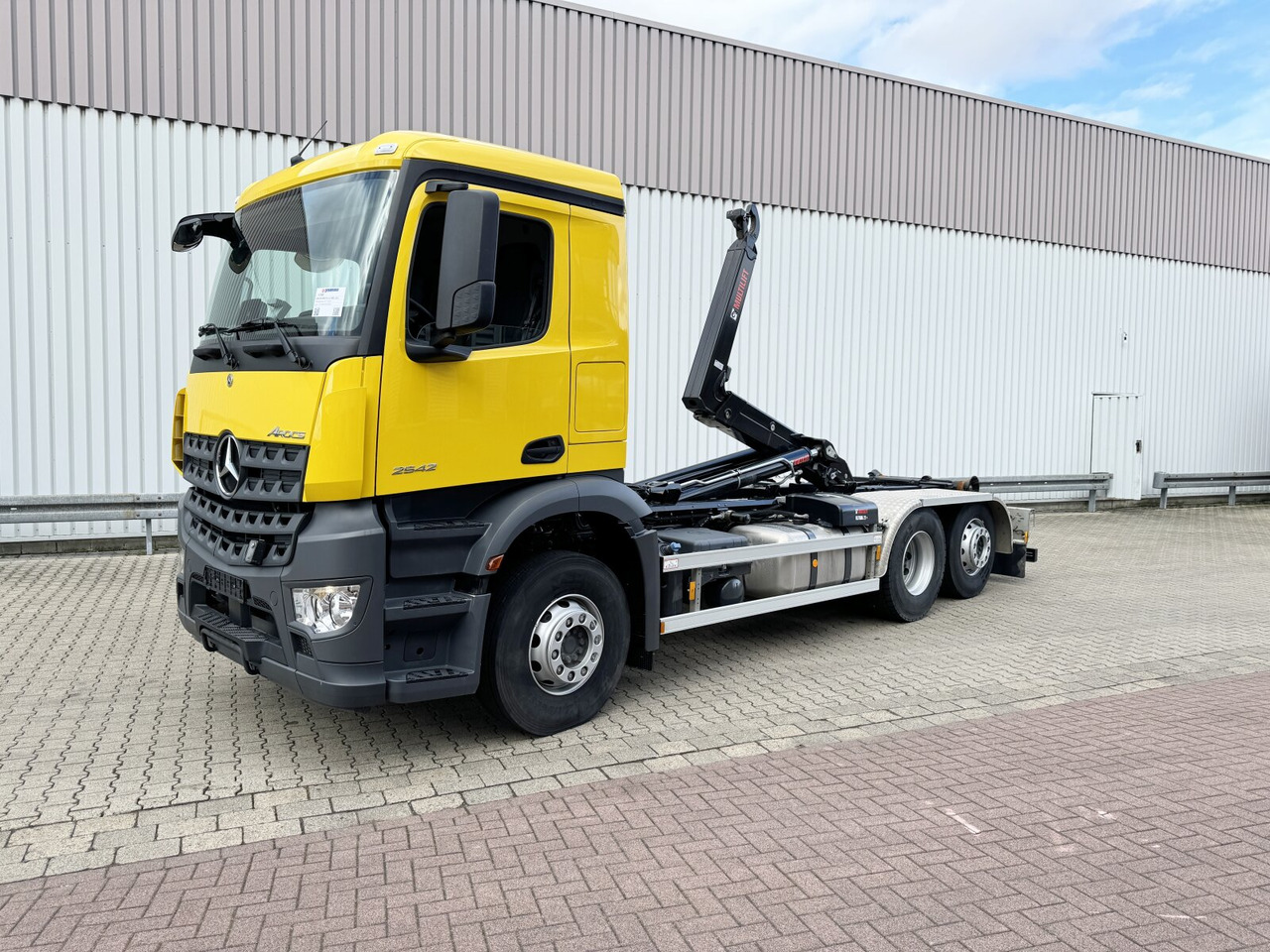Mercedes-Benz Arocs 2642 L 6x2 Arocs 2642 L 6x2/42, Liftachse, Hiab 21S56 bis 6.5m Container - Abrollkipper: das Bild 1 Mercedes-Benz Arocs 2642 L 6x2 Arocs 2642 L 6x2/42, Liftachse, Hiab 21S56 bis 6.5m Container - Abrollkipper: das Bild 1