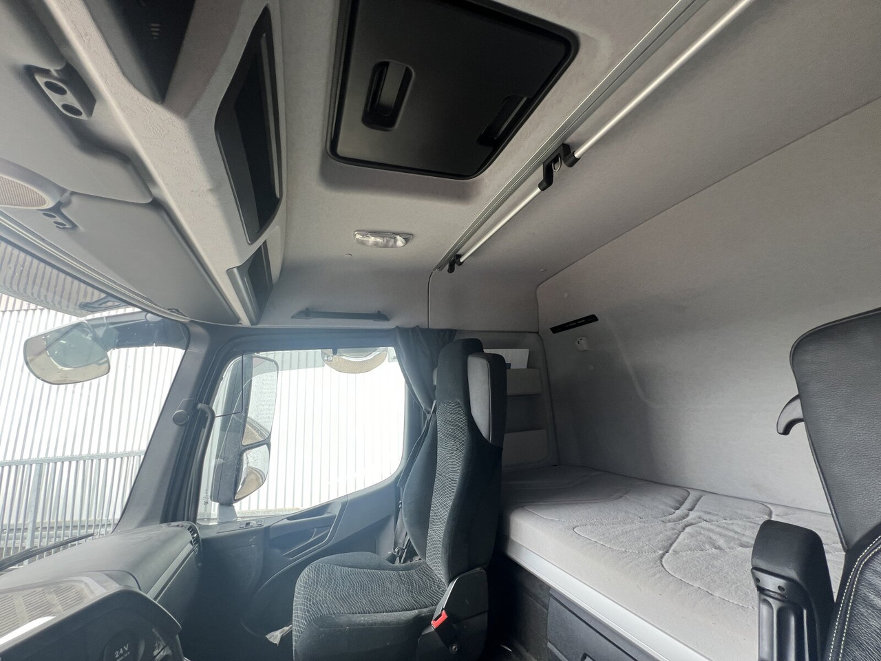 Mercedes-Benz Arocs 3253 K 8x4/4 Arocs 3253 K 8x4/4, Retarder - Abrollkipper: das Bild 5 Mercedes-Benz Arocs 3253 K 8x4/4 Arocs 3253 K 8x4/4, Retarder - Abrollkipper: das Bild 5