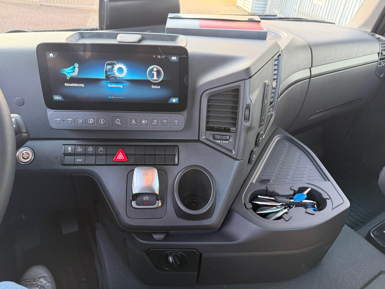 Mercedes-Benz Arocs 3253 L 8x4/4 Arocs 3253 L 8x4/4, MultimediaCockpit, Navi, Motorabtrieb - Abrollkipper: das Bild 5 Mercedes-Benz Arocs 3253 L 8x4/4 Arocs 3253 L 8x4/4, MultimediaCockpit, Navi, Motorabtrieb - Abrollkipper: das Bild 5