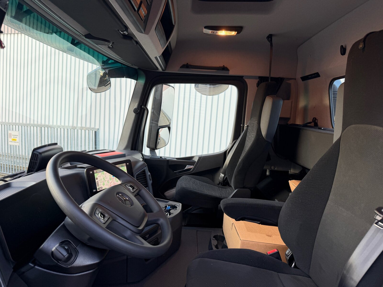 Mercedes-Benz Arocs 3253 L 8x4/4 Arocs 3253 L 8x4/4, MultimediaCockpit, Navi, Motorabtrieb - Abrollkipper: das Bild 3 Mercedes-Benz Arocs 3253 L 8x4/4 Arocs 3253 L 8x4/4, MultimediaCockpit, Navi, Motorabtrieb - Abrollkipper: das Bild 3