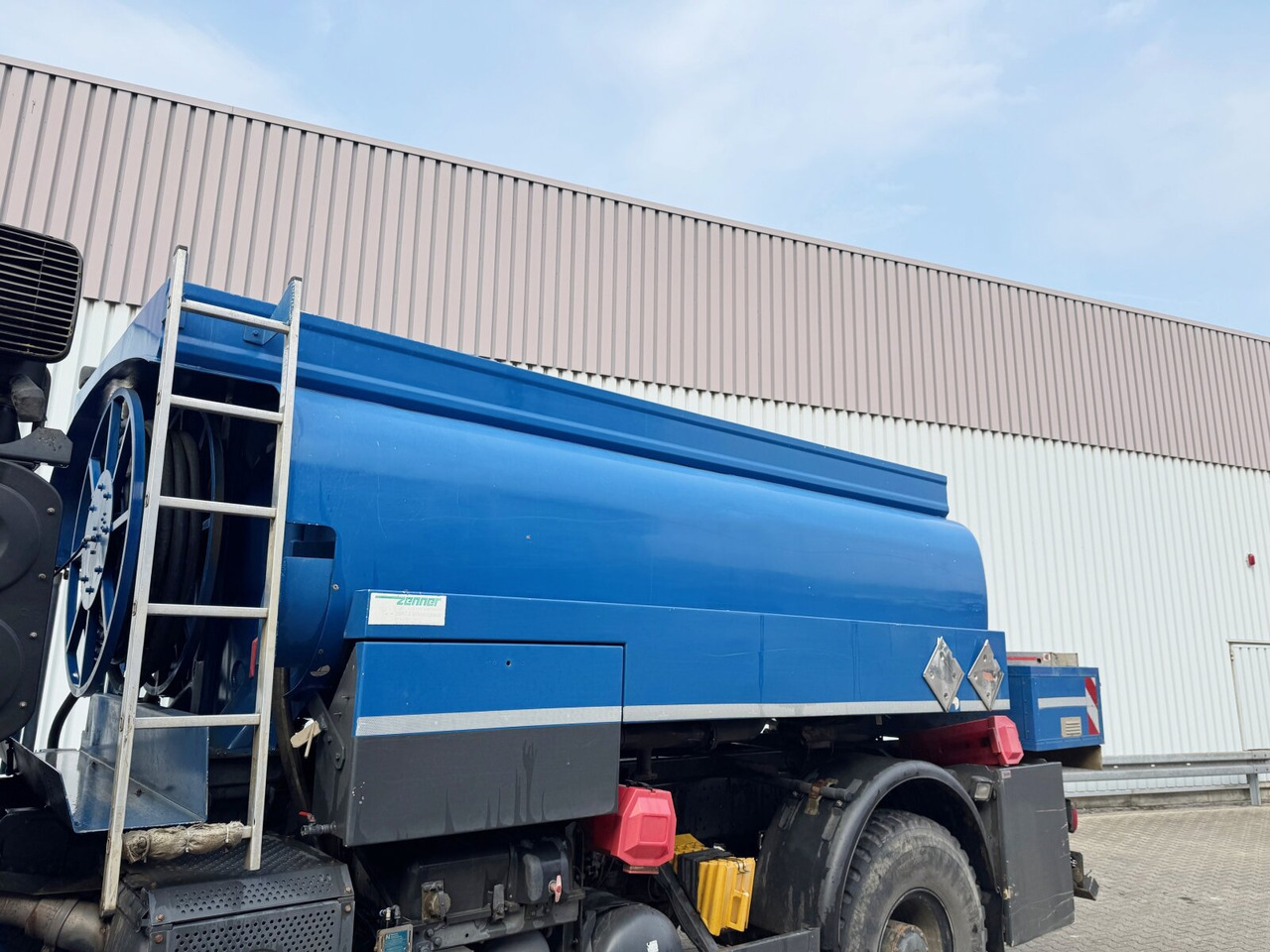 Mercedes-Benz Axor 1829 A 4x4 Axor 1829 A 4x4, Willig Tank ca. 8500l, 2 Kammern - Tankwagen: das Bild 4 Mercedes-Benz Axor 1829 A 4x4 Axor 1829 A 4x4, Willig Tank ca. 8500l, 2 Kammern - Tankwagen: das Bild 4