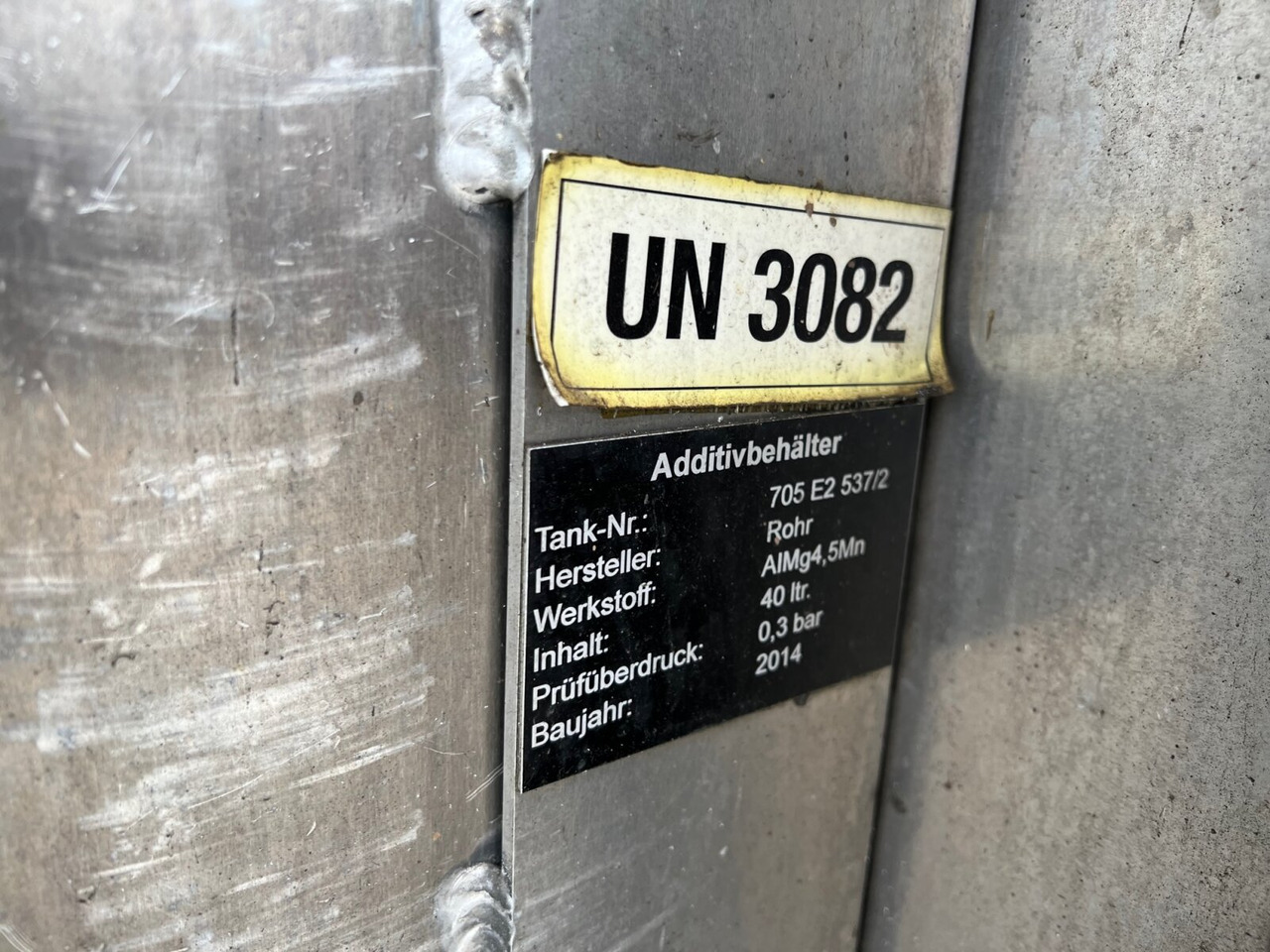 R450 4x2 R450 4x2, Retarder, ADR, Rohr Tank, ca. 14400l - Tankwagen: das Bild 2 R450 4x2 R450 4x2, Retarder, ADR, Rohr Tank, ca. 14400l - Tankwagen: das Bild 2