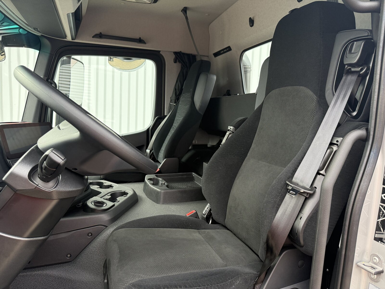 Mercedes-Benz Arocs 1853 AS 4x4 Arocs 1853 AS 4x4, Retarder, MultimediaCockpit, Navi - Sattelzugmaschine: das Bild 4 Mercedes-Benz Arocs 1853 AS 4x4 Arocs 1853 AS 4x4, Retarder, MultimediaCockpit, Navi - Sattelzugmaschine: das Bild 4