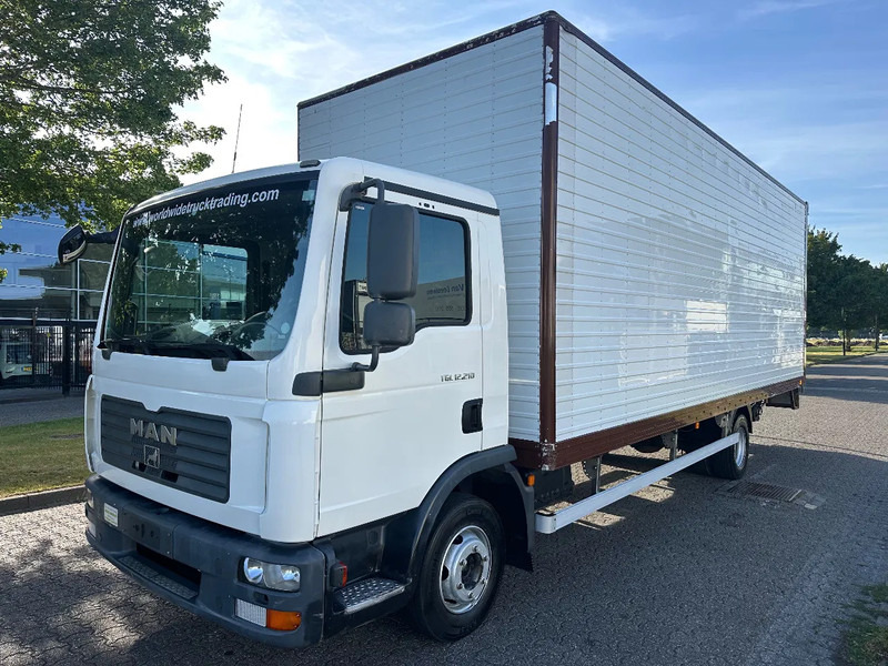 MAN TGL 12.210 MANUAL + 2000 KG LIFT + 2.60 M HIGH BIG BOX + AIRCO + SPRING / SPRING + 3 SEATS - Koffer LKW: das Bild 1 MAN TGL 12.210 MANUAL + 2000 KG LIFT + 2.60 M HIGH BIG BOX + AIRCO + SPRING / SPRING + 3 SEATS - Koffer LKW: das Bild 1