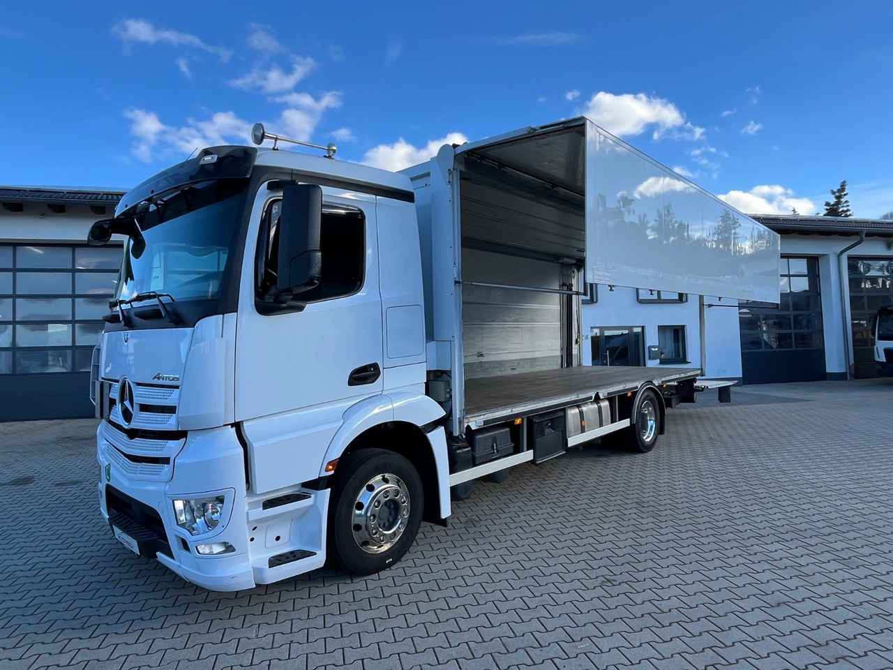 Mercedes-Benz Antos 1836 Klappwand Getränkekoffer beheizt - Getränkeaufbau LKW: das Bild 2 Mercedes-Benz Antos 1836 Klappwand Getränkekoffer beheizt - Getränkeaufbau LKW: das Bild 2