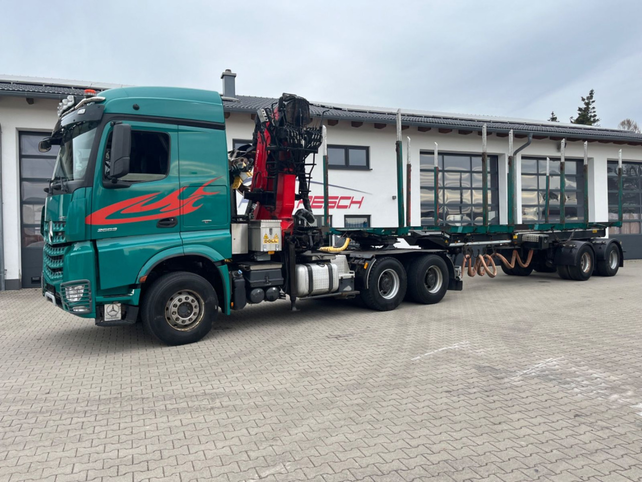 Sattelzugmaschine Mercedes-Benz Arocs 2663 6x4 mit Epsilon S260Z Langholzkran: das Bild 9
