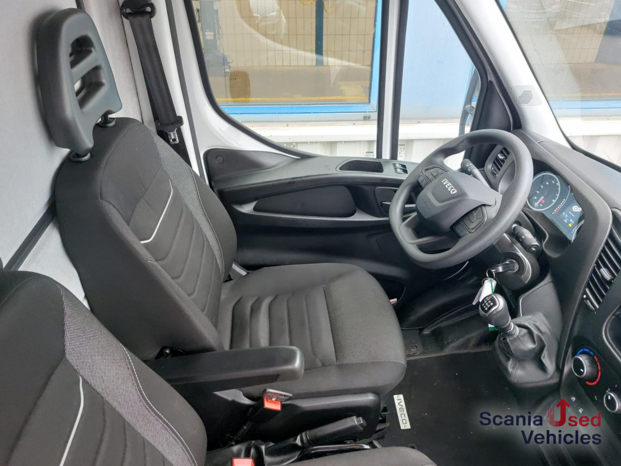 IVECO 35 C 16 Koffer Ladebordwand - Koffer Transporter: das Bild 2 IVECO 35 C 16 Koffer Ladebordwand - Koffer Transporter: das Bild 2