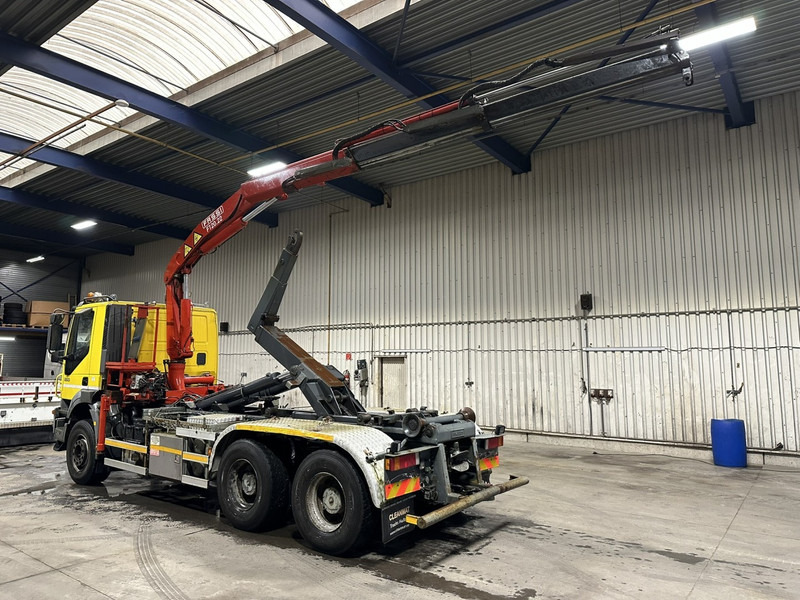 Iveco TRAKKER 350 6x4 HOOKLIFT + CRANE FASSI F120.22 (5/6 F) - *342.000km* - STEEL SPRING / BIG AXLES - AS TRONIC AUTOMATIC GEARBOX - Abrollkipper, Autokran: das Bild 4 Iveco TRAKKER 350 6x4 HOOKLIFT + CRANE FASSI F120.22 (5/6 F) - *342.000km* - STEEL SPRING / BIG AXLES - AS TRONIC AUTOMATIC GEARBOX - Abrollkipper, Autokran: das Bild 4