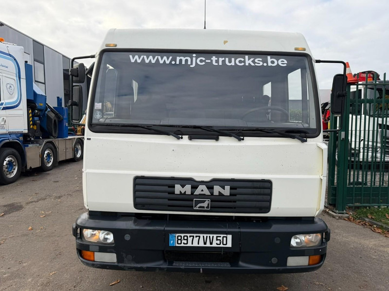 MAN 10.225 LC CLOSED BOX / KOFFER - DOKA - MANUAL GEARBOX - *344.000km* - STEEL SPRING / BLATT / LAMES - BE TRUCK - Koffer LKW: das Bild 2 MAN 10.225 LC CLOSED BOX / KOFFER - DOKA - MANUAL GEARBOX - *344.000km* - STEEL SPRING / BLATT / LAMES - BE TRUCK - Koffer LKW: das Bild 2