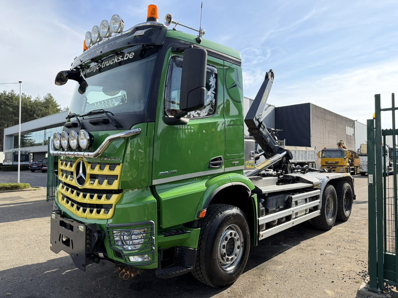 Mercedes-Benz AROCS 2845 6x4 HOOKLIFT - RETARDER - *277.000km* - EURO 6 - STEEL SPRING / BIG AXLES HUB REDUCTION - BE TRUCK - ENGINE PROBLEM - Abrollkipper: das Bild 3 Mercedes-Benz AROCS 2845 6x4 HOOKLIFT - RETARDER - *277.000km* - EURO 6 - STEEL SPRING / BIG AXLES HUB REDUCTION - BE TRUCK - ENGINE PROBLEM - Abrollkipper: das Bild 3