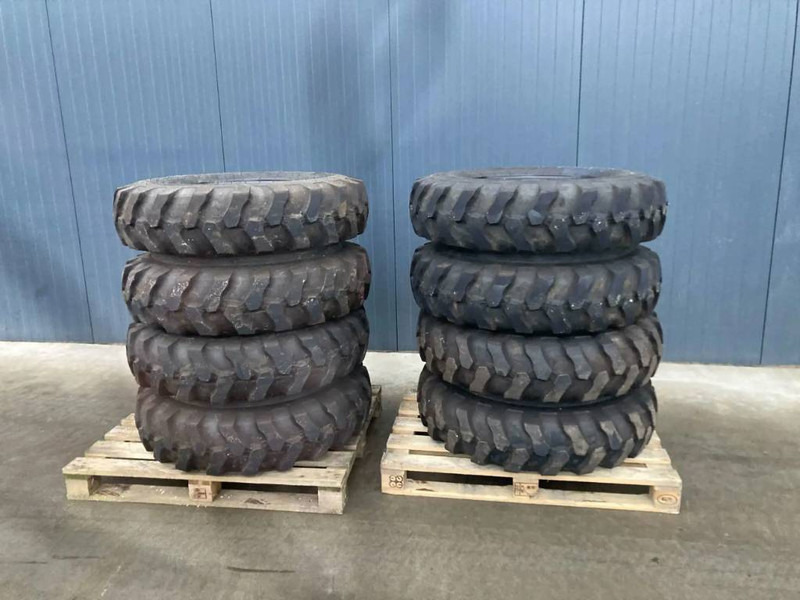 Apollo 1000 x 20 Set / 10.00 x 20: 4x2 Tyres - Felgen und Reifen für Baumaschine: das Bild 1 Apollo 1000 x 20 Set / 10.00 x 20: 4x2 Tyres - Felgen und Reifen für Baumaschine: das Bild 1