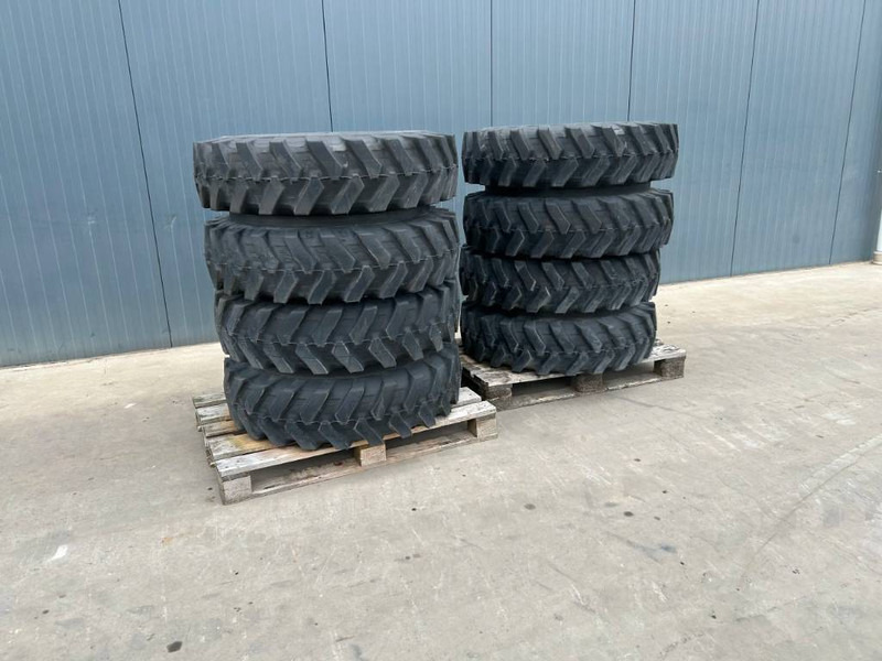 Bridgestone 1000 x 20 Set / 10.00 x 20: 4x2 Tyres - Felgen und Reifen für Baumaschine: das Bild 1 Bridgestone 1000 x 20 Set / 10.00 x 20: 4x2 Tyres - Felgen und Reifen für Baumaschine: das Bild 1