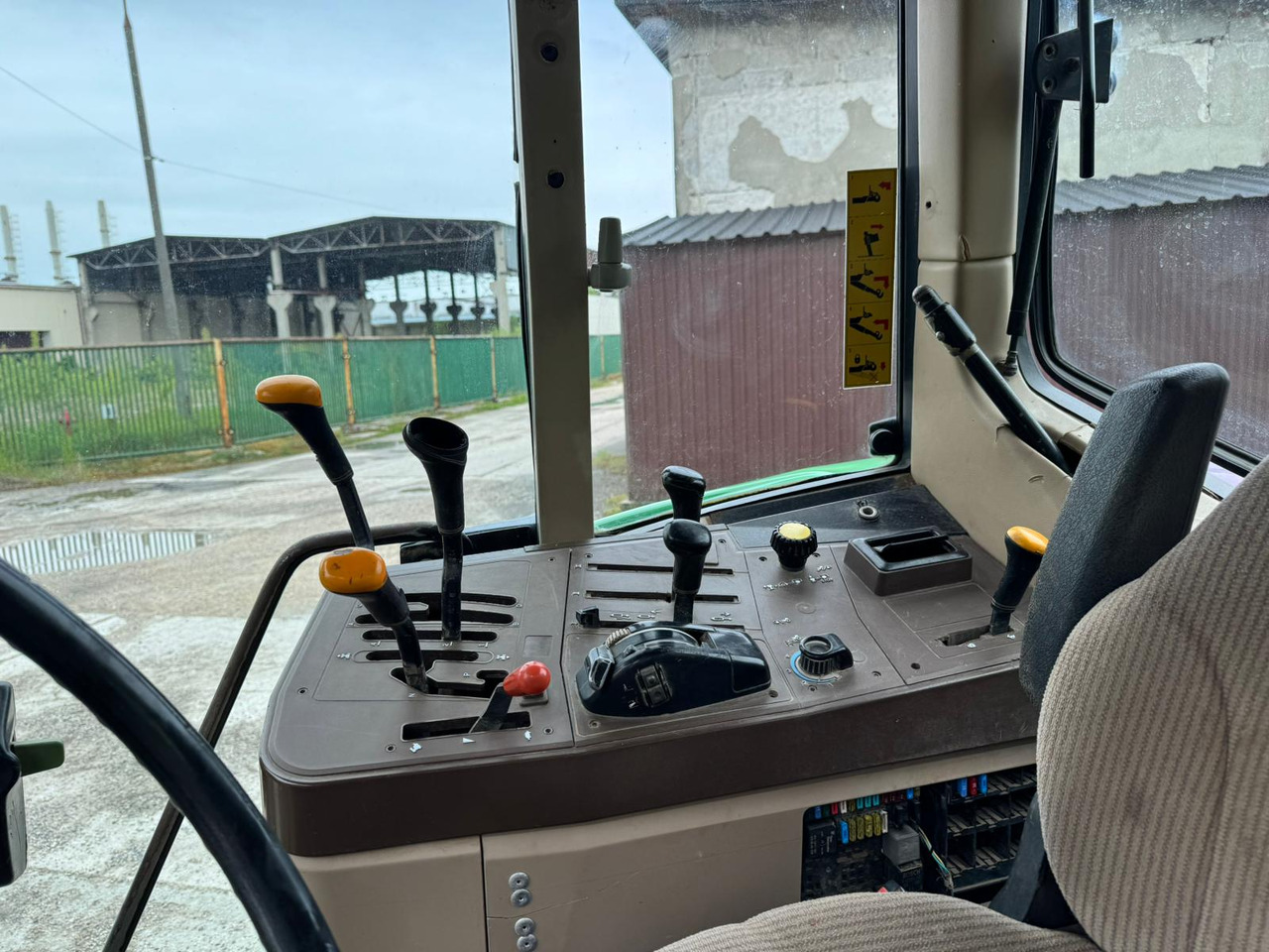 JOHN DEERE 6110 - Traktor: das Bild 4 JOHN DEERE 6110 - Traktor: das Bild 4