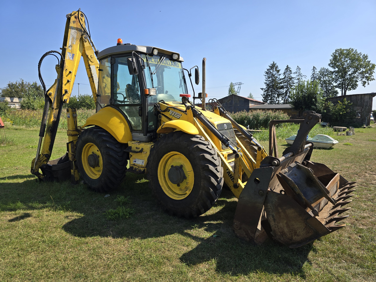 NEW HOLLAND B115-4PS - Baggerlader: das Bild 1 NEW HOLLAND B115-4PS - Baggerlader: das Bild 1