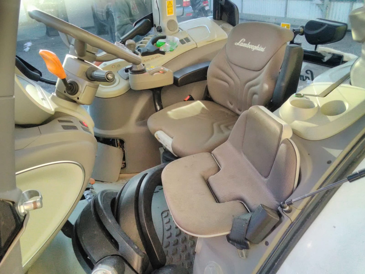 - Fahrerhaus für Traktor: das Bild 2 - Fahrerhaus für Traktor: das Bild 2