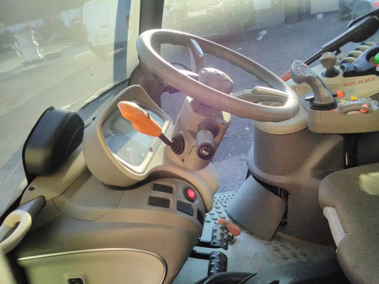 - Fahrerhaus für Traktor: das Bild 3 - Fahrerhaus für Traktor: das Bild 3