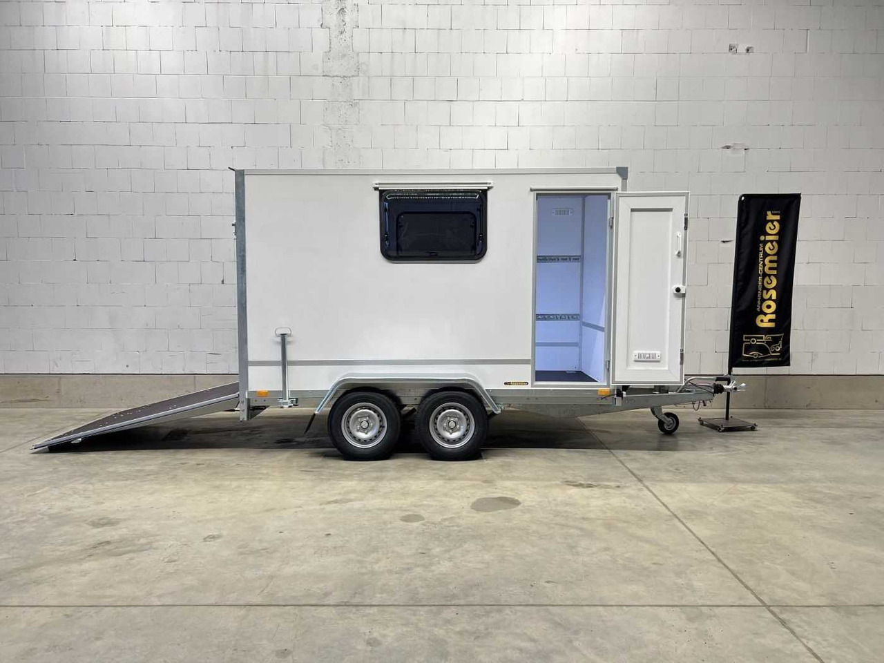 BLYSS F2030HTD Rampe Tür 2 Fenster Kofferanhänger - Motorradanhänger: das Bild 1 BLYSS F2030HTD Rampe Tür 2 Fenster Kofferanhänger - Motorradanhänger: das Bild 1