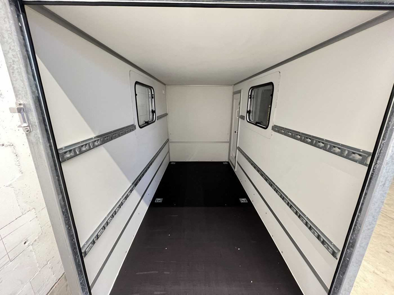 BLYSS F2030HTD Rampe Tür 2 Fenster Kofferanhänger - Motorradanhänger: das Bild 4 BLYSS F2030HTD Rampe Tür 2 Fenster Kofferanhänger - Motorradanhänger: das Bild 4