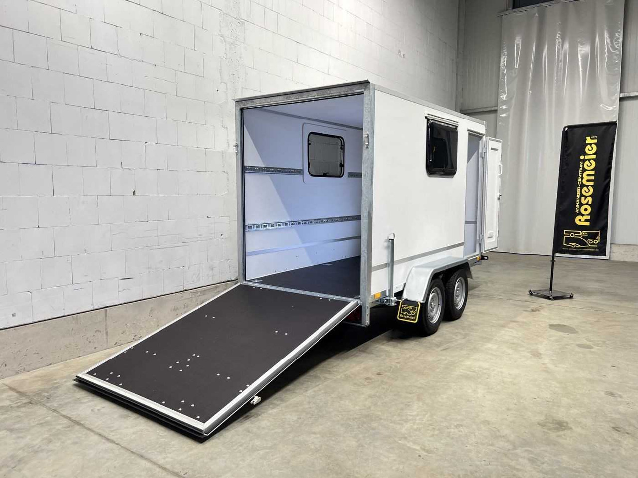 BLYSS F2030HTD Rampe Tür 2 Fenster Kofferanhänger - Motorradanhänger: das Bild 2 BLYSS F2030HTD Rampe Tür 2 Fenster Kofferanhänger - Motorradanhänger: das Bild 2