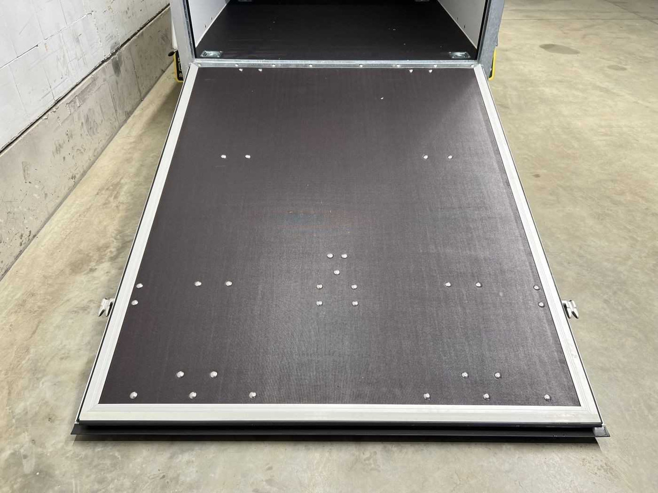 BLYSS F2030HTD Rampe Tür 2 Fenster Kofferanhänger - Motorradanhänger: das Bild 3 BLYSS F2030HTD Rampe Tür 2 Fenster Kofferanhänger - Motorradanhänger: das Bild 3
