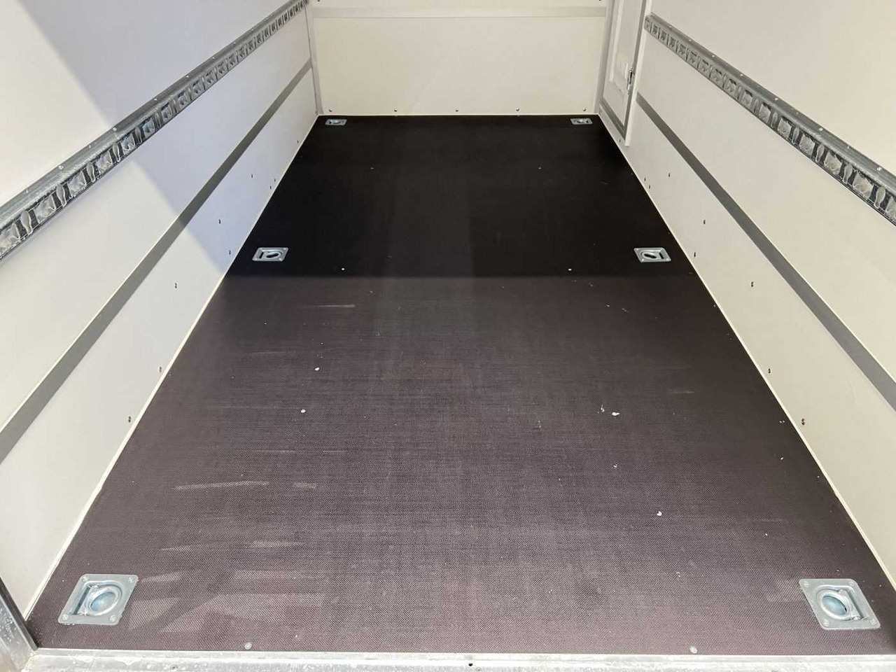 BLYSS F2030HTD Rampe Tür 2 Fenster Kofferanhänger - Motorradanhänger: das Bild 5 BLYSS F2030HTD Rampe Tür 2 Fenster Kofferanhänger - Motorradanhänger: das Bild 5