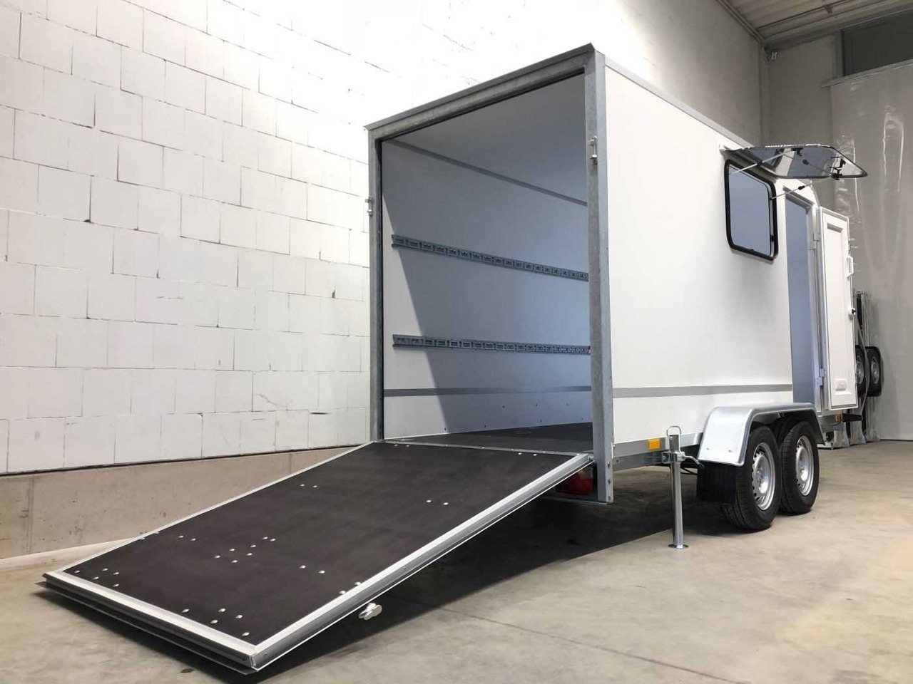 BLYSS F2036HTD Ram.,Tür, Fenst.,Aero Kofferanhänger - Motorradanhänger: das Bild 4 BLYSS F2036HTD Ram.,Tür, Fenst.,Aero Kofferanhänger - Motorradanhänger: das Bild 4