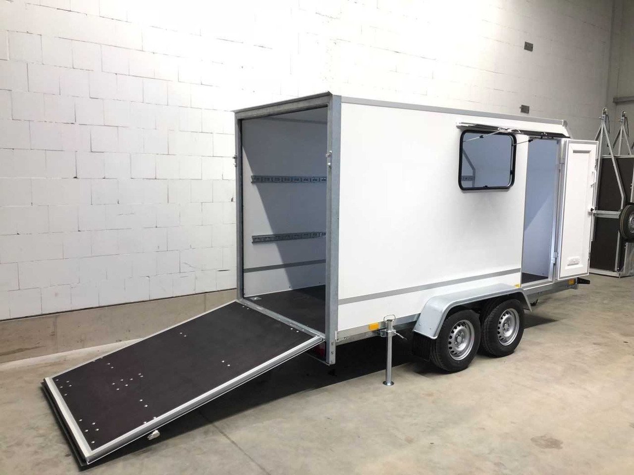 BLYSS F2036HTD Ram.,Tür, Fenst.,Aero Kofferanhänger - Motorradanhänger: das Bild 2 BLYSS F2036HTD Ram.,Tür, Fenst.,Aero Kofferanhänger - Motorradanhänger: das Bild 2