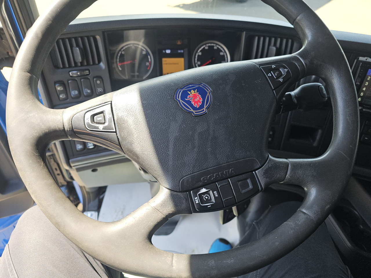 Abrollkipper Scania R560: das Bild 32