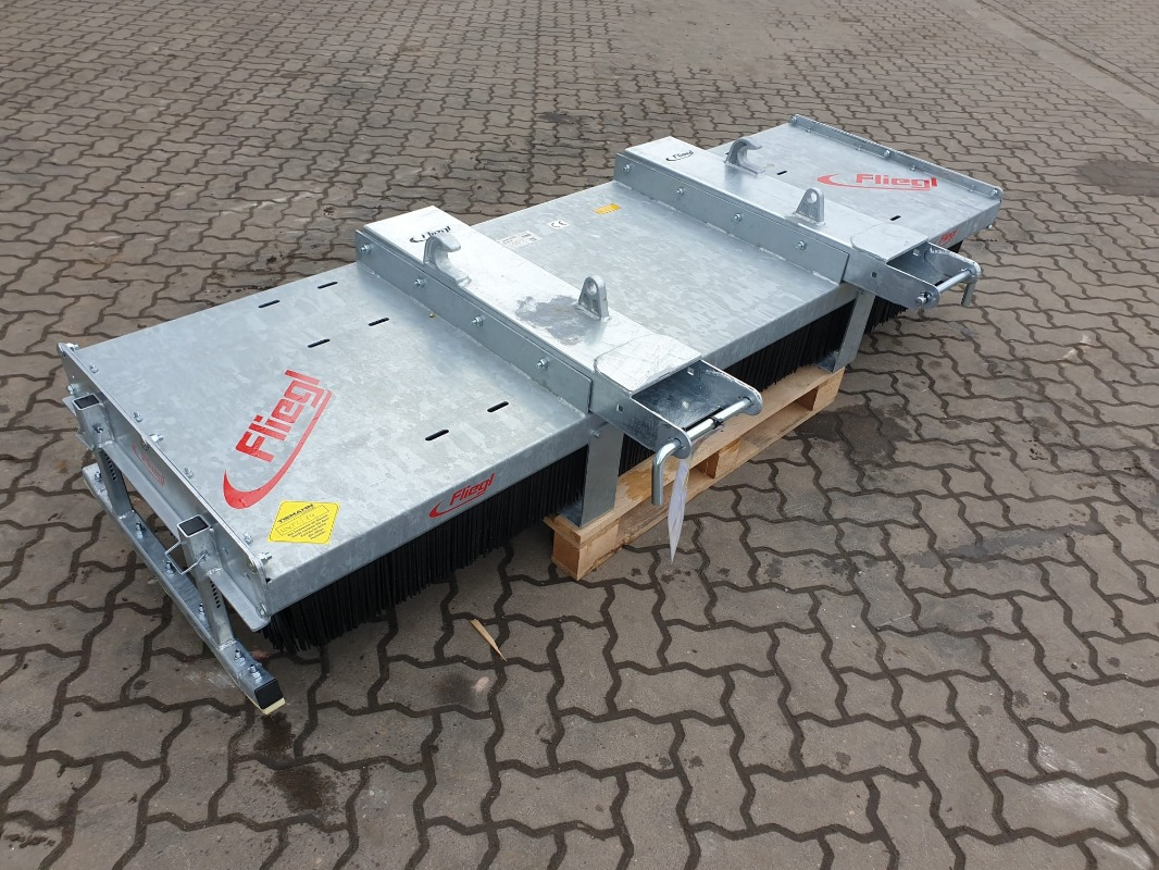 Fliegl Kehrbesen Löwe 3,00m* - Mähwerk: das Bild 2 Fliegl Kehrbesen Löwe 3,00m* - Mähwerk: das Bild 2