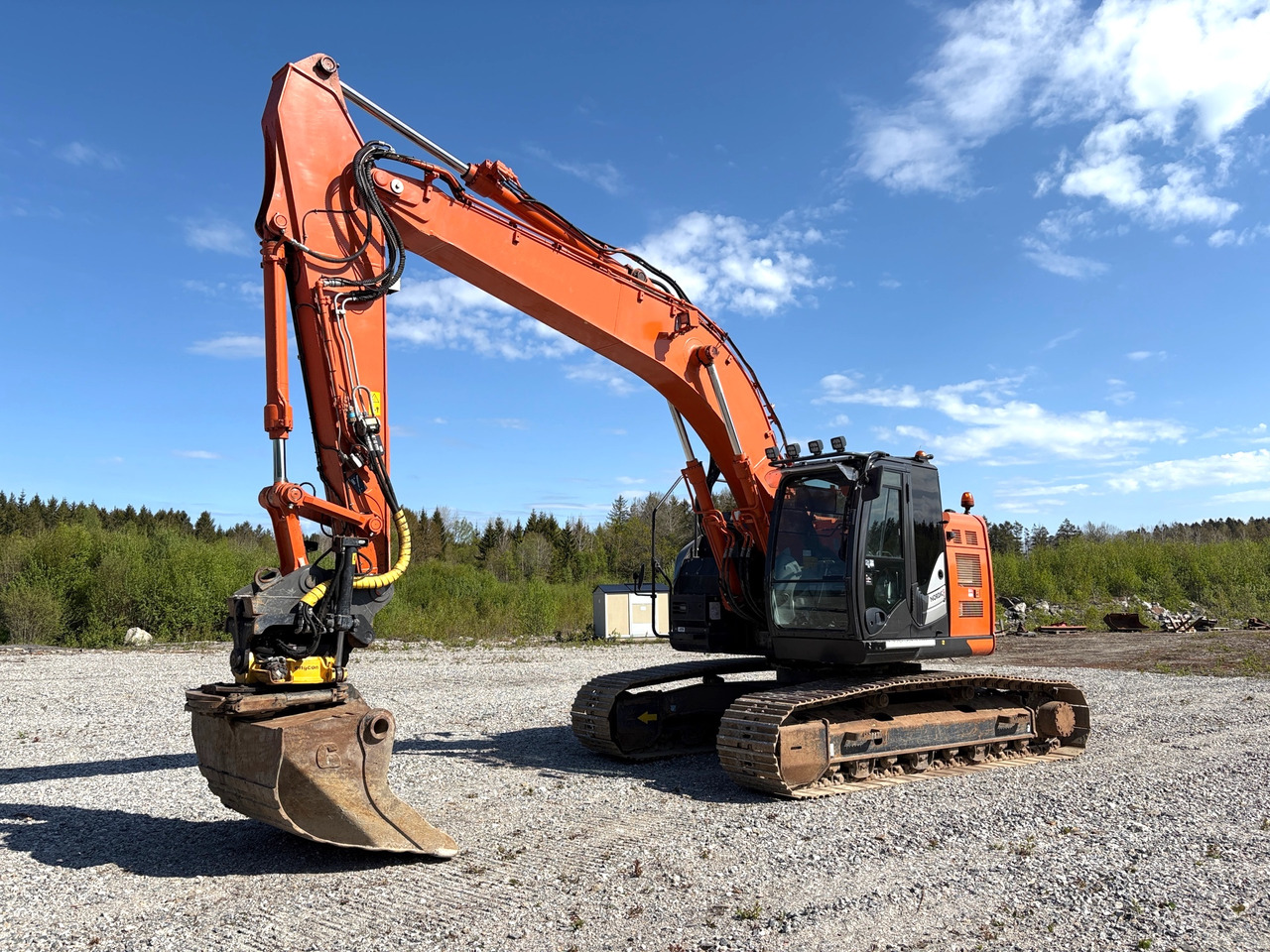Hitachi ZX225USLC-6 - Bagger: das Bild 1 Hitachi ZX225USLC-6 - Bagger: das Bild 1