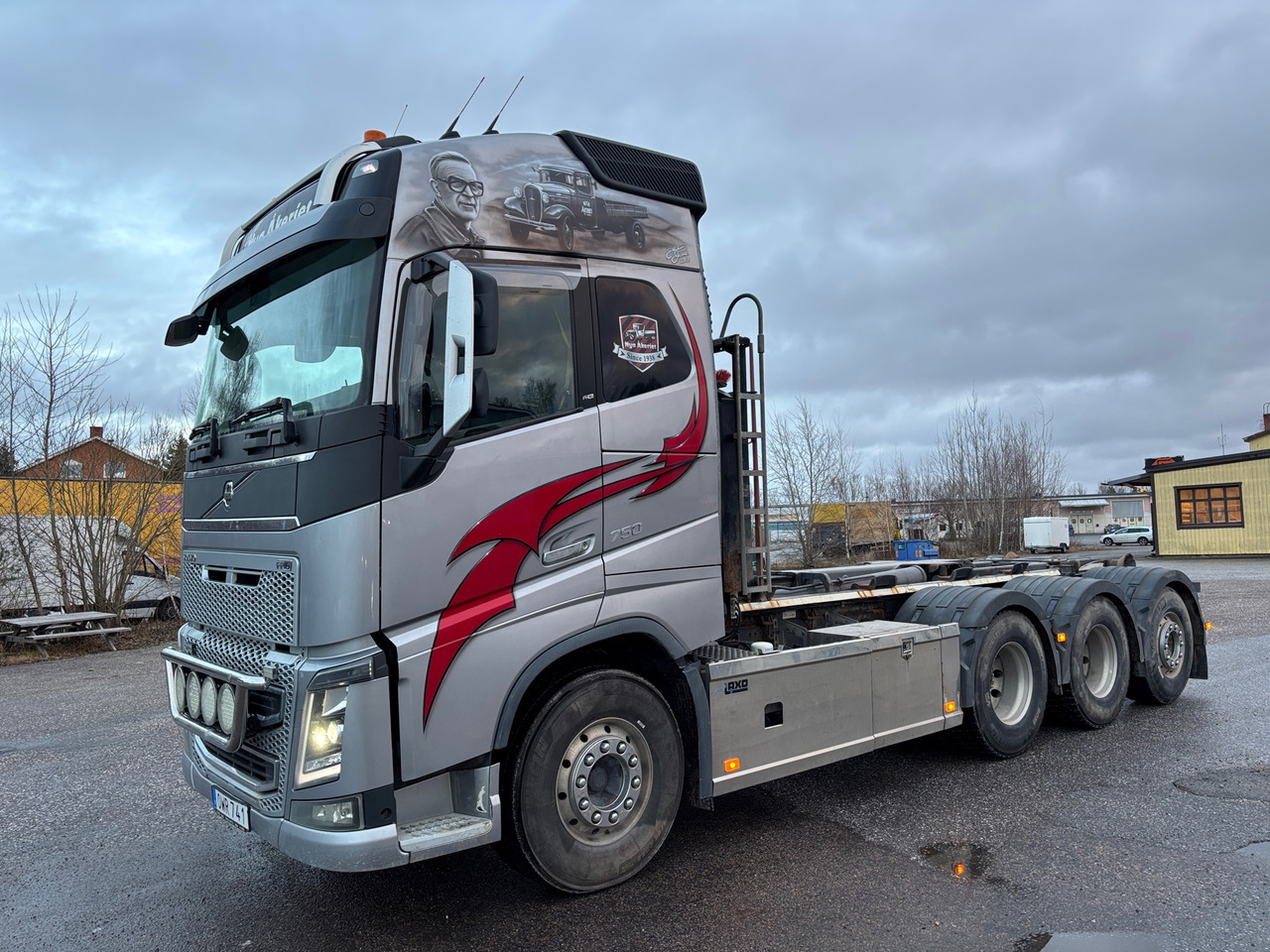 Volvo FH16 8x4 750 hk - Abrollkipper: das Bild 1 Volvo FH16 8x4 750 hk - Abrollkipper: das Bild 1