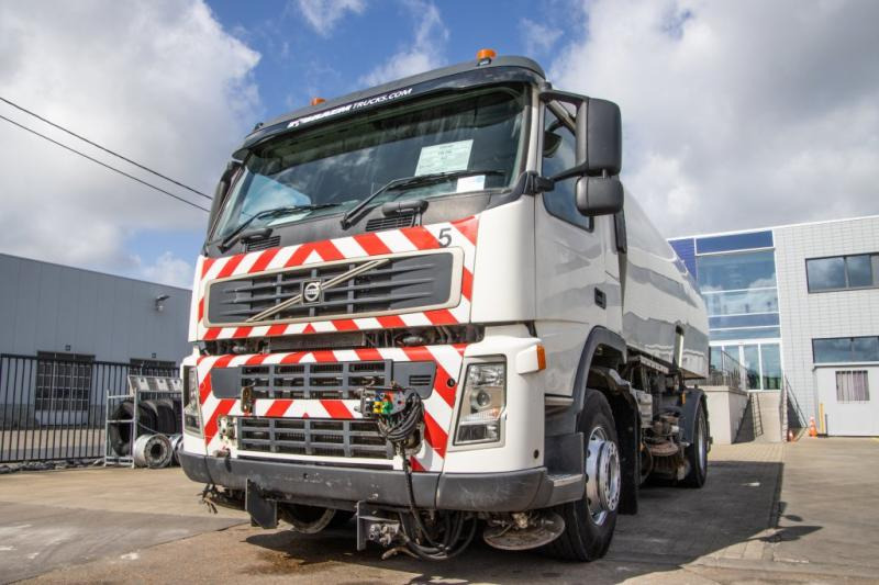 Volvo FM 340 - BUCHER SCHÖRLING 8000 - Kehrmaschine: das Bild 2 Volvo FM 340 - BUCHER SCHÖRLING 8000 - Kehrmaschine: das Bild 2
