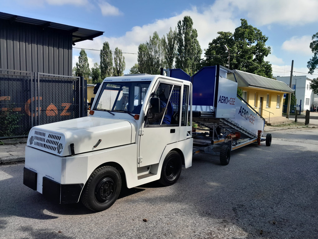 AERO-GSE stairs Towable stairs with the pedestrian movement ( 2,4-3,8m) - Passagiertreppe: das Bild 3 AERO-GSE stairs Towable stairs with the pedestrian movement ( 2,4-3,8m) - Passagiertreppe: das Bild 3