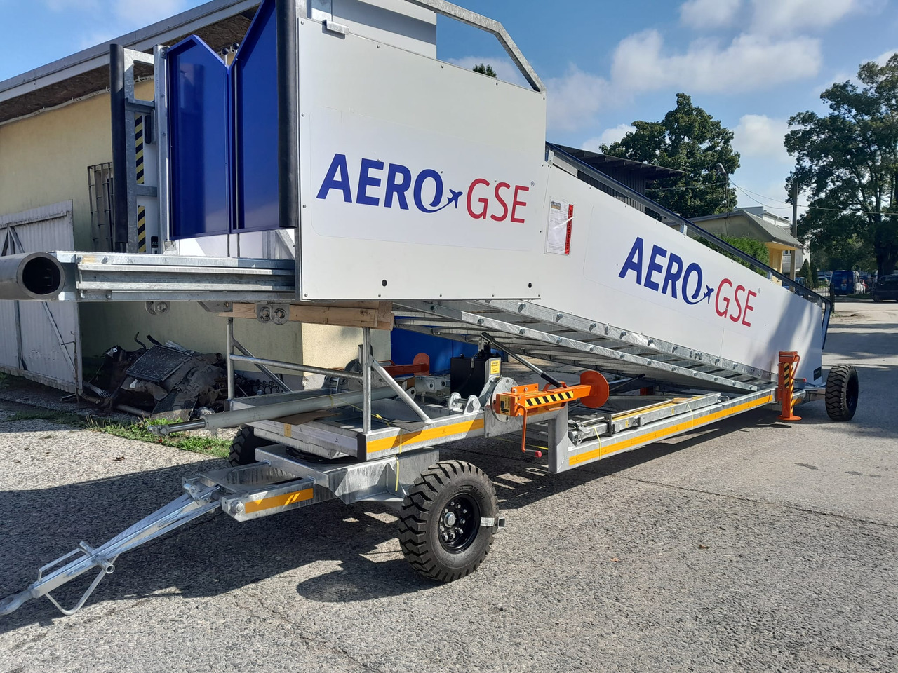 AERO-GSE stairs Towable stairs with the pedestrian movement ( 2,4-3,8m) - Passagiertreppe: das Bild 4 AERO-GSE stairs Towable stairs with the pedestrian movement ( 2,4-3,8m) - Passagiertreppe: das Bild 4