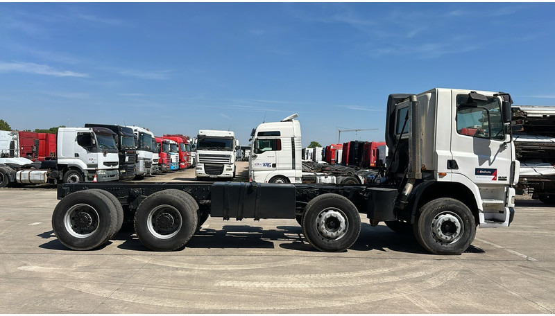 DAF 85 CF 430 (EURO 3 / MANUAL GEARBOX / BOITE MANUELLE / BIG HUB / 8X4 / STEEL SUSP. / LAMES) - Fahrgestell LKW: das Bild 3 DAF 85 CF 430 (EURO 3 / MANUAL GEARBOX / BOITE MANUELLE / BIG HUB / 8X4 / STEEL SUSP. / LAMES) - Fahrgestell LKW: das Bild 3