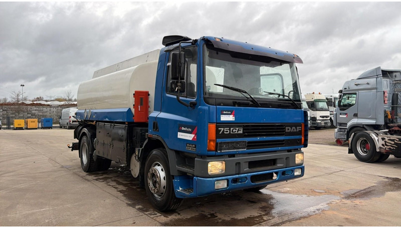 DAF CF 75.290 (15000L / 2 COMPARTIMENTS / MANUAL PUMP / EURO 2 / MANUAL GEARBOX) - Tankwagen: das Bild 2 DAF CF 75.290 (15000L / 2 COMPARTIMENTS / MANUAL PUMP / EURO 2 / MANUAL GEARBOX) - Tankwagen: das Bild 2