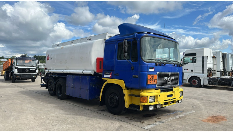 MAN 26.402 (18.000 L / 6X2 / 6 CYLINDER / FRONT STEEL / 3 COMPARTIMENTS) - Tankwagen: das Bild 3 MAN 26.402 (18.000 L / 6X2 / 6 CYLINDER / FRONT STEEL / 3 COMPARTIMENTS) - Tankwagen: das Bild 3