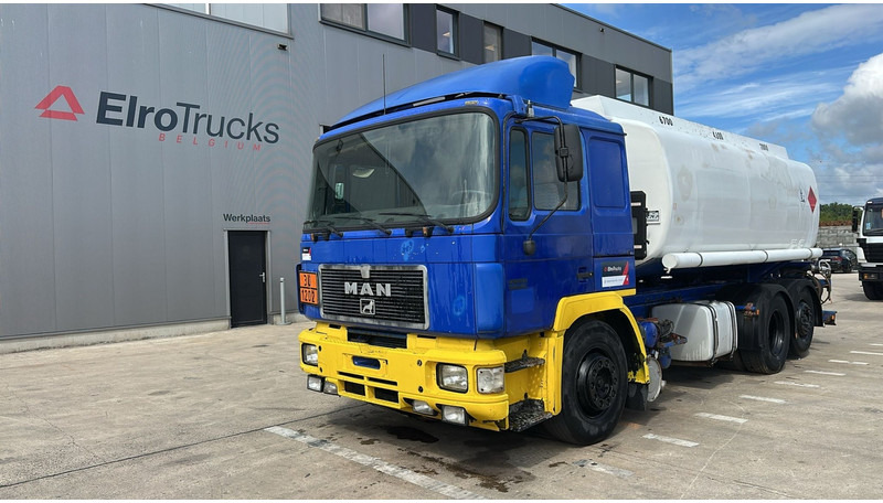 MAN 26.402 (18.000 L / 6X2 / 6 CYLINDER / FRONT STEEL / 3 COMPARTIMENTS) - Tankwagen: das Bild 1 MAN 26.402 (18.000 L / 6X2 / 6 CYLINDER / FRONT STEEL / 3 COMPARTIMENTS) - Tankwagen: das Bild 1