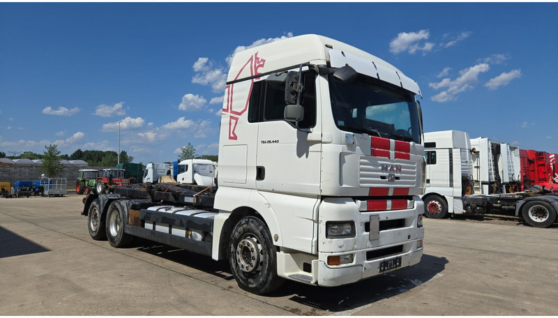 MAN TGA 26.440 (MANUAL GEARBOX / FRONT STEEL / 6X2 / BOITE MANUELLE / DEVANT LAMES) - Fahrgestell LKW: das Bild 4 MAN TGA 26.440 (MANUAL GEARBOX / FRONT STEEL / 6X2 / BOITE MANUELLE / DEVANT LAMES) - Fahrgestell LKW: das Bild 4